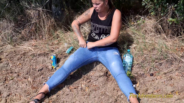 Pee Adventures: Pissing her jeans while talking with her boyfriend on the...