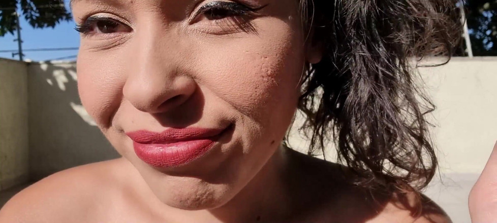 Espuleta Maia: Kouření s její prsa vytaženým