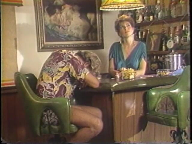 Old Good Porn: Morena caliente abre las piernas en el jacuzzi y se...