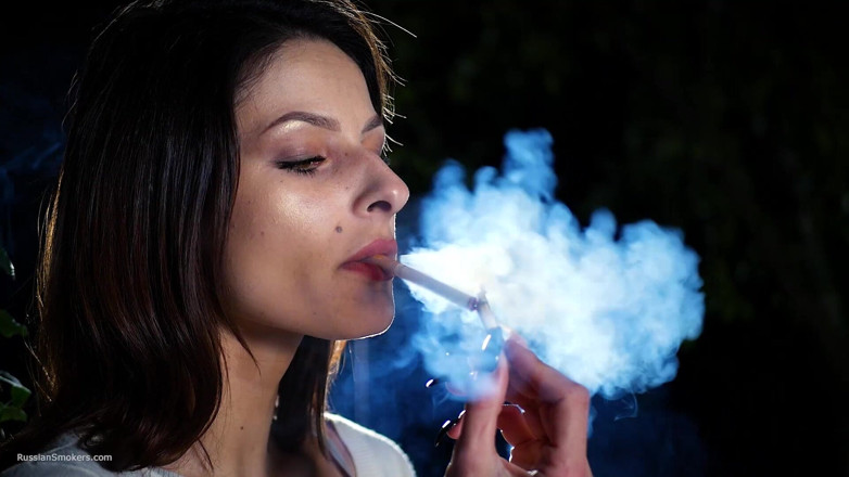 Russian Smokers: Sexy ruská holka kouří cigarety venkovní scéna