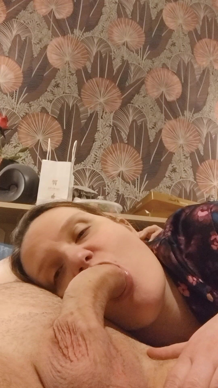 Titi77: Succhia E Spalma I Suoi Giovani Amanti Con Un Selfie