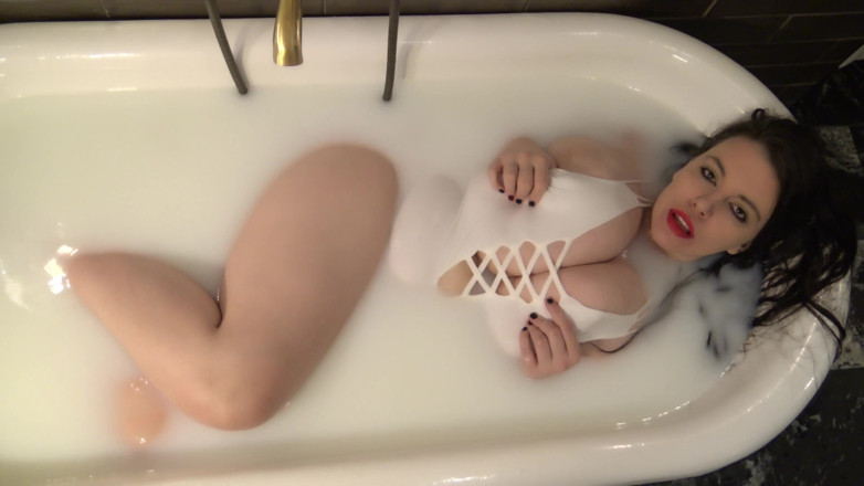 Lovely Lilith: Taquine dans le bain de lait BBW de la charmante...