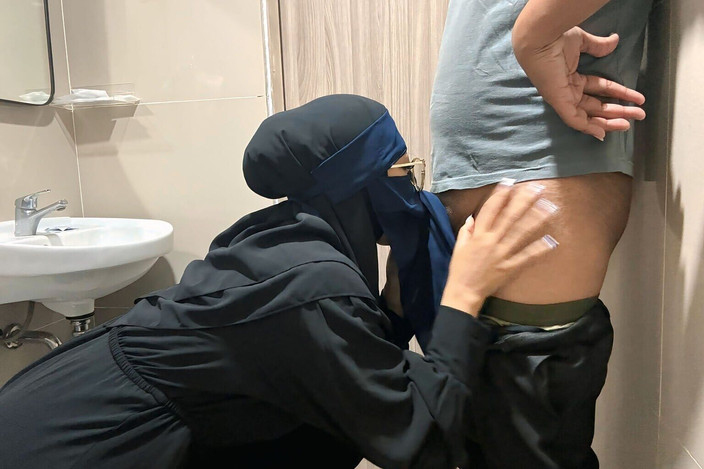 Jamsen: Menina nua se masturbando no banheiro