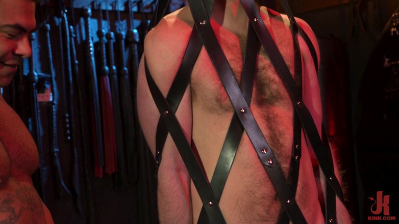 Kinky Bites Gay: Нижняя сучка Draven Navarro тянет ранг на Alex Hawk Raw