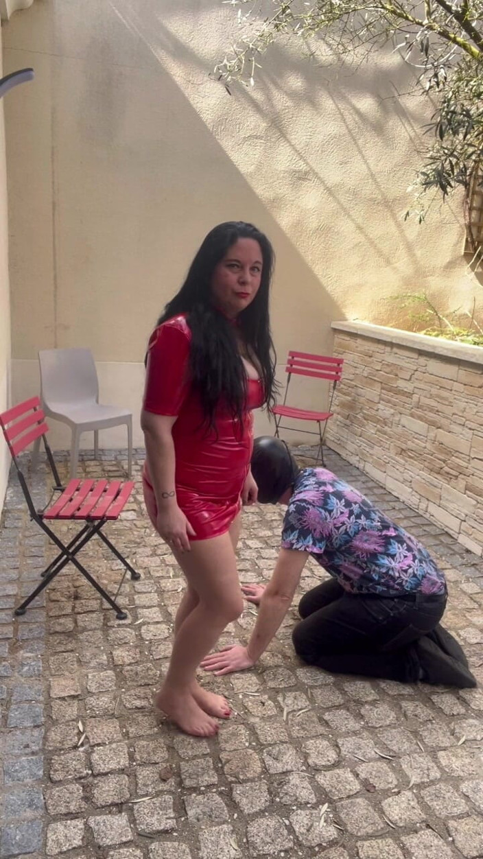 Maitresse Clara: Pulire i miei piedi sporchi...