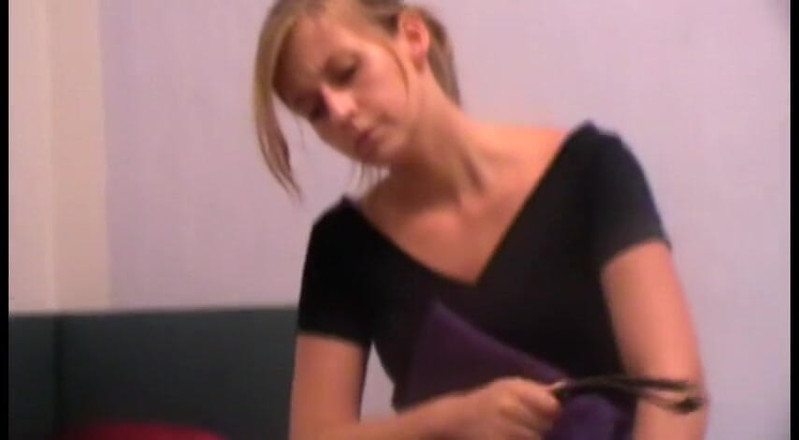Femdom Austria: Feeding my pet servant
