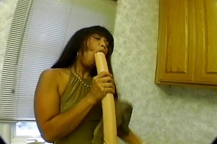 Vintage Babes: Çarpıcı zenci bebek banyoda sikiliyor