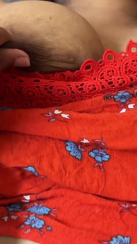 Follada mientras ordeña sus tetas