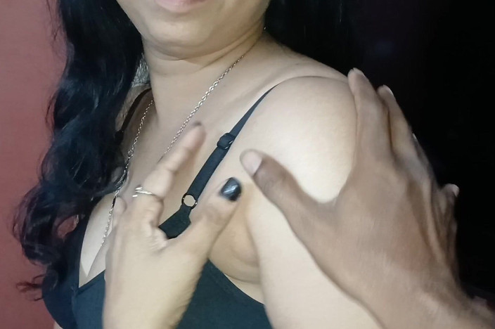 Apple Porn: Первый раз, когда моя горячая сводная сестра делает минет моему хую, пока встречается с ней