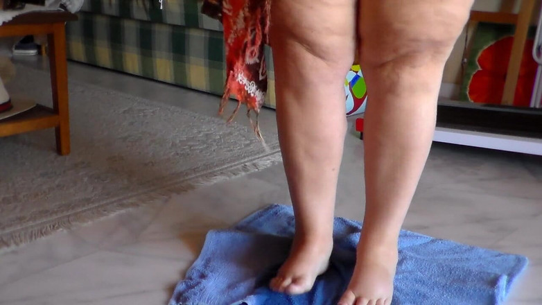 Sex hub couple: Jen is peeing on a towel in the livingroom