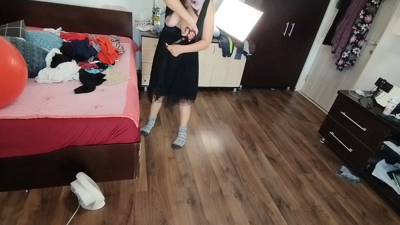 Mirsur: Amateur-frau Hat Spaß, Kleidung Anprobieren Und Zu Schneiden.