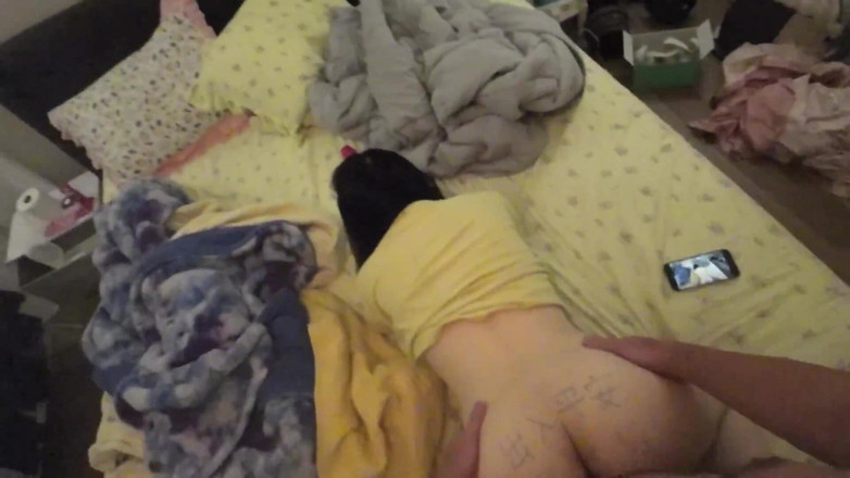 SquishMallow3328: MILF Cina jalang Kitty membenarkan Jimmy menulis pada pantatnya dan...