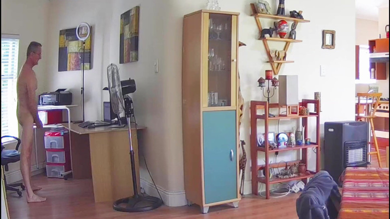 Hunggaystudza: 家で裸で歩き回る