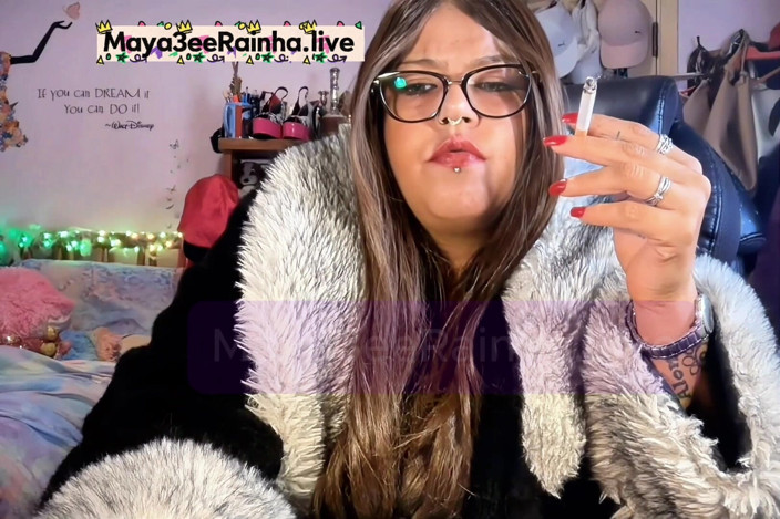 Goddess Maya3ee Rainha: Chainsmoking Queen in Fur BBW MILF Green Eyes, Red Nails,...