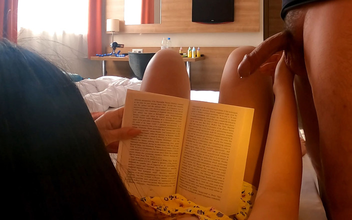 Ignoring Handjobs: 全天然的大胸部大屁股曲线和丰满的美丽荡妇让鸡巴射在她的衣服上