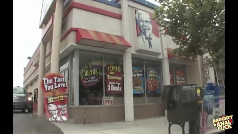 Naughty anal fuck: Büyük memeli esmer bir değil iki adam götlerini göğüslerine sikiyor