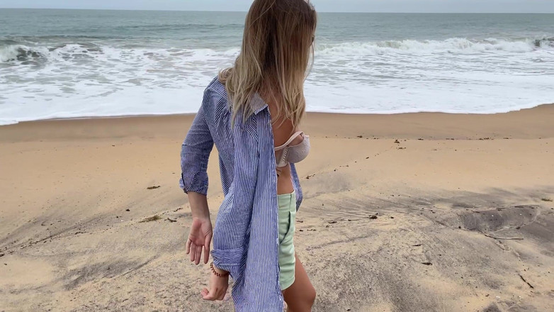 Batty Lux: 야외에서 토플리스로 걷는 거유의 금발