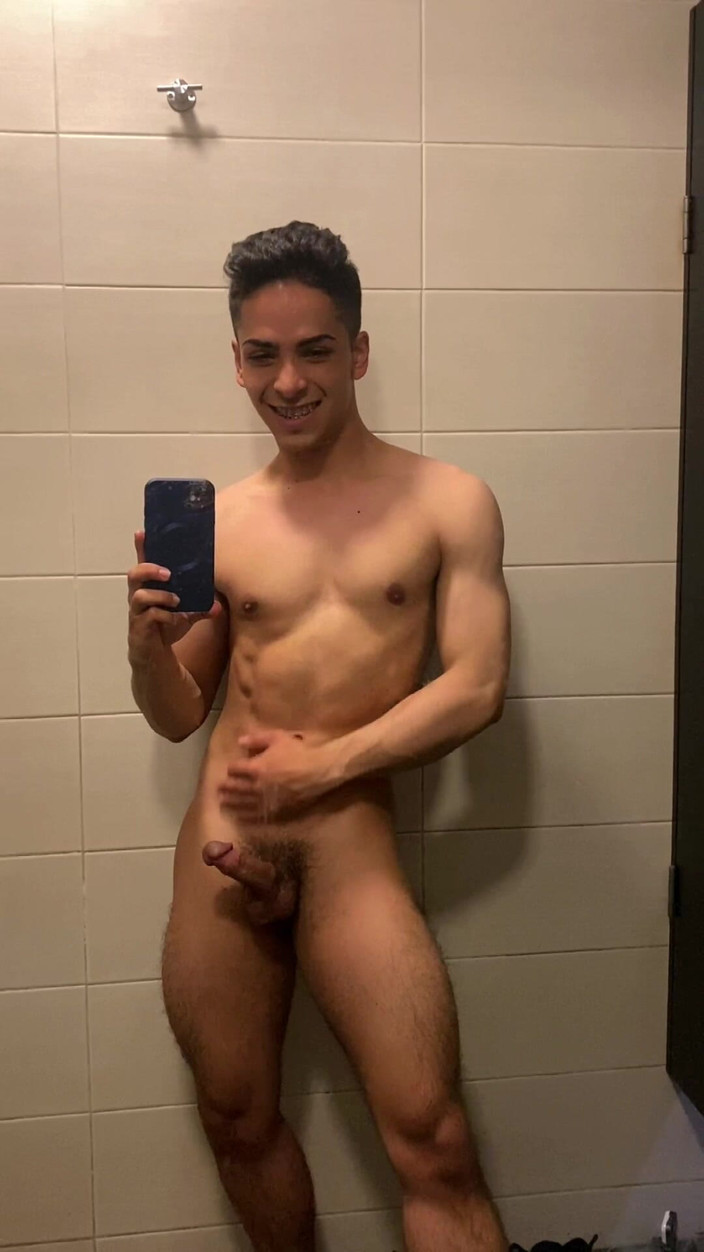 aodaboy: 淋浴健身房里的性感绅士