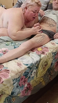 Ma belle-mère à gros nichons me suce la bite et jouit