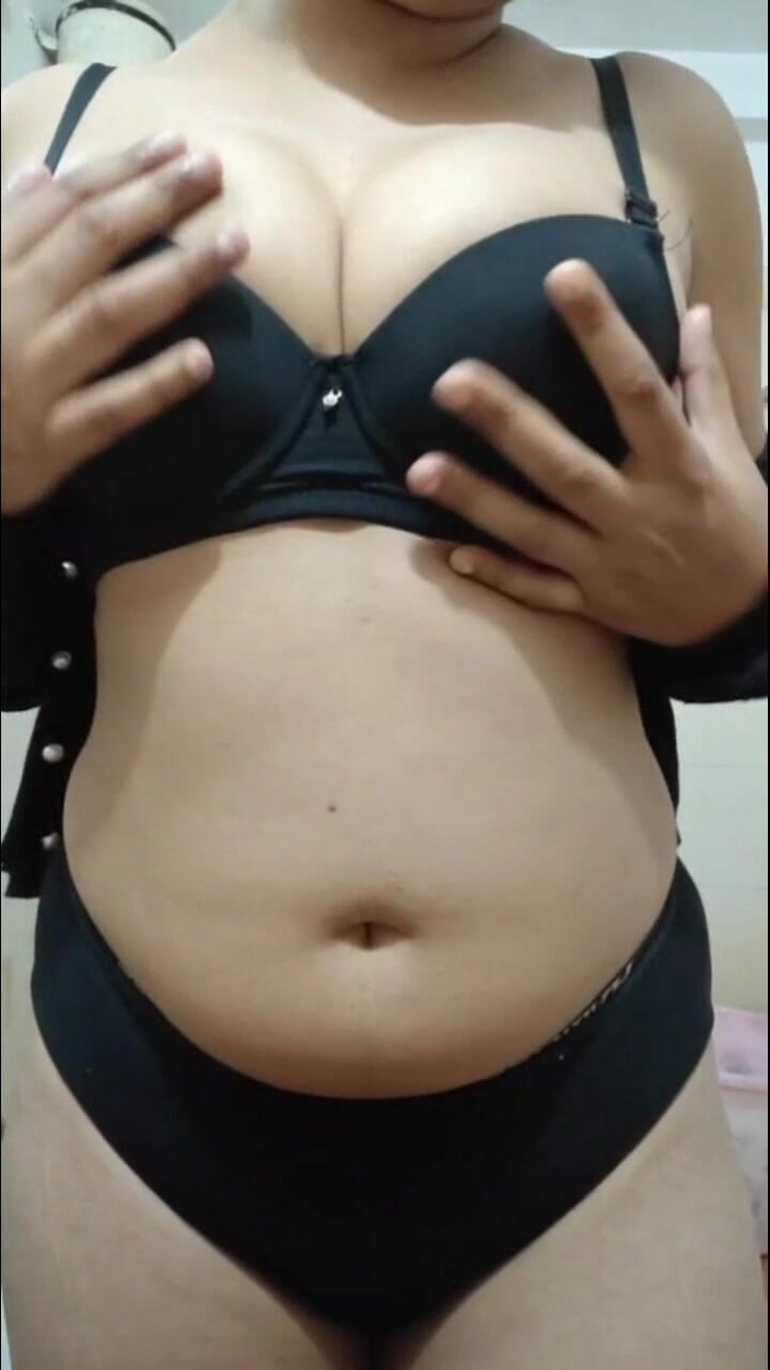 Anglel_Mio: Awek bertetek besar berpakaian hitam menggoda dan mengurut tubuh sendiri...