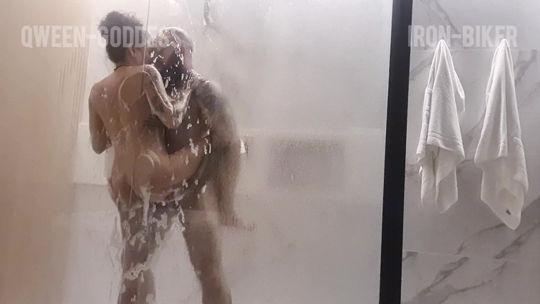 Iron Bikerr: 우리는 카메라 촬영을 떠났고 샤워하면서 섹스를 하러 갔습니다.