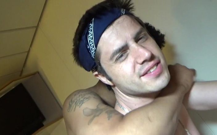 Crunch French bareback porn: Teh Twink Carlos Fama zerżnięta przez murzynka Bisex Guy