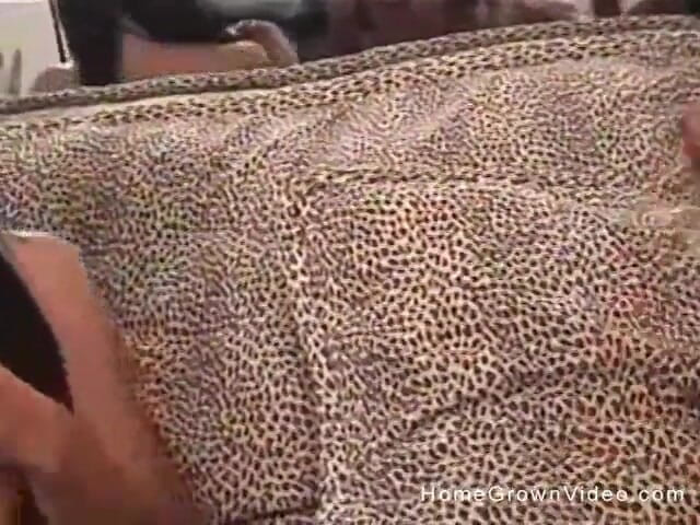 Homegrown Amateurs: भाग्यशाली गोरा आदमी दो साँवली लड़कियों को रहा है