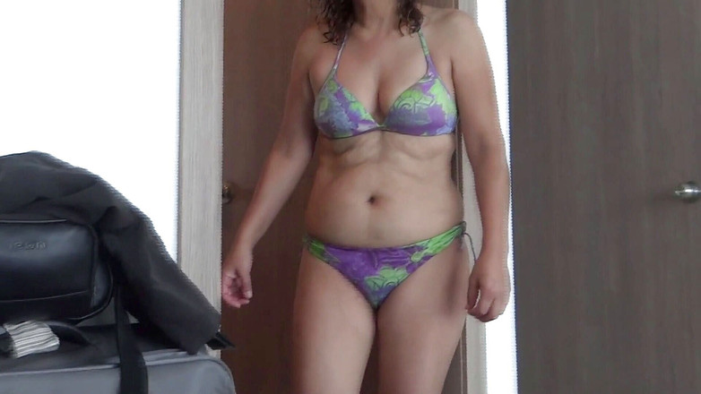 Ardientes69: 상사를 따먹기 전에 해변에서 과시하는 아름다운 58살 라틴 계모