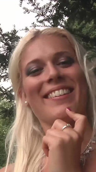 Oogverblindende blonde milfs worden buitenshuis geslagen