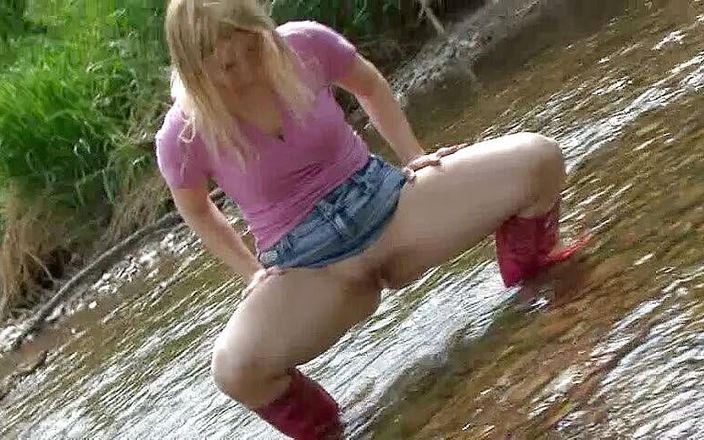Femdom Austria: Pissing outdoors with stunning blonde