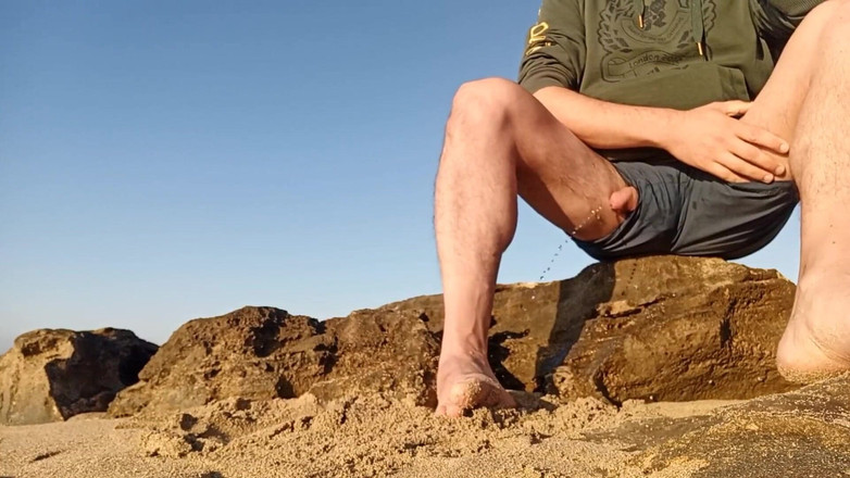 Kinky Guy: 在海滩上撒尿