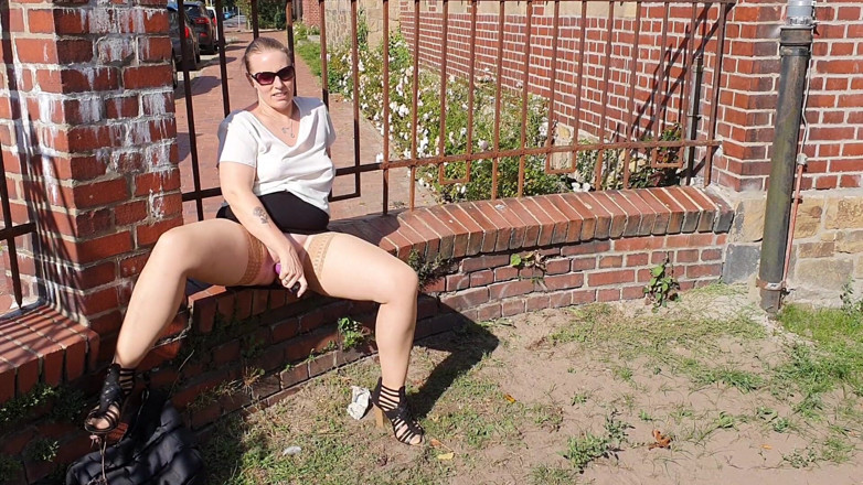 UserBitch1: Quicky with a Vibrator in the City