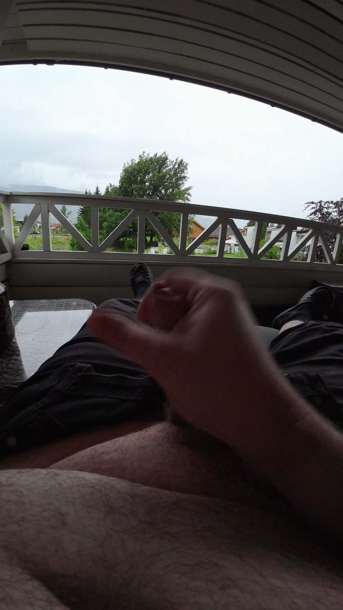 Stiansr: Masturbuje venku na verandě