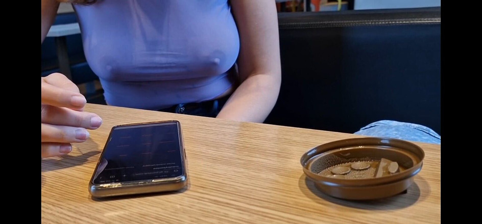 JonDickFlash: Ik laat mijn natuurlijke borsten zien in een Mcdonald's restaurant