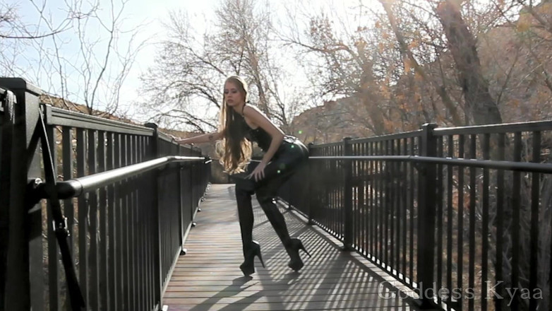 Kyaa Chimera: Sesión de fotos de park path - detrás de la parte...