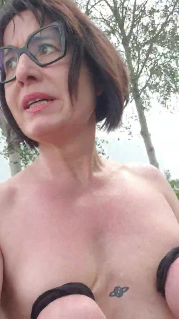 JulieEroticDress: Ejaculând în aer liber în parcare