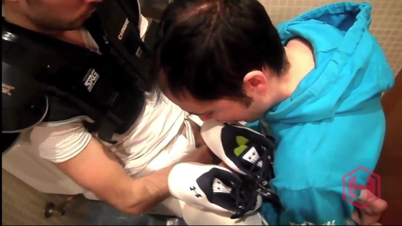 Robyn 3Some: 決勝前のスタジアムのトイレで