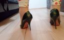 High Heels Kingdom: Travestito cammina con sexy serpente e pelle puntata dita casadei...