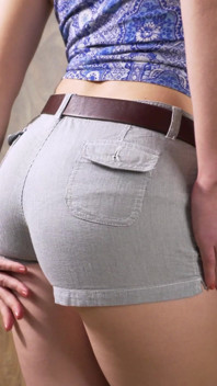 Une MILF amateur en short moulant et culotte arrière taquine la ligne de culotte visible