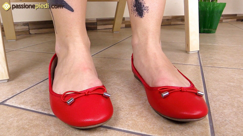 Foot Fetish HD: Lilith bermain dengan telur