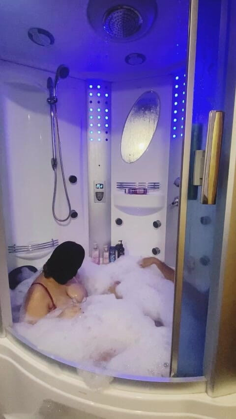 Six my and wife: Keseronokan Arab di bilik mandi