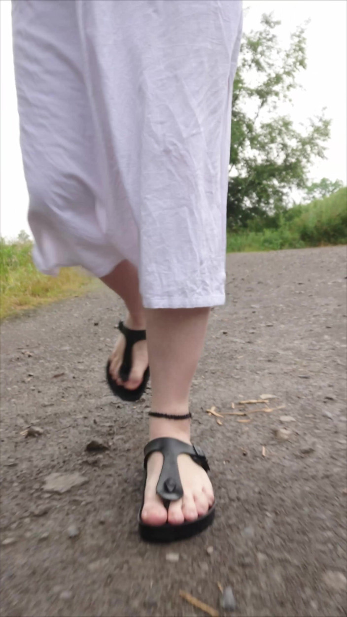 Footfetish: Walk in White Caftan with Annoying Insects
