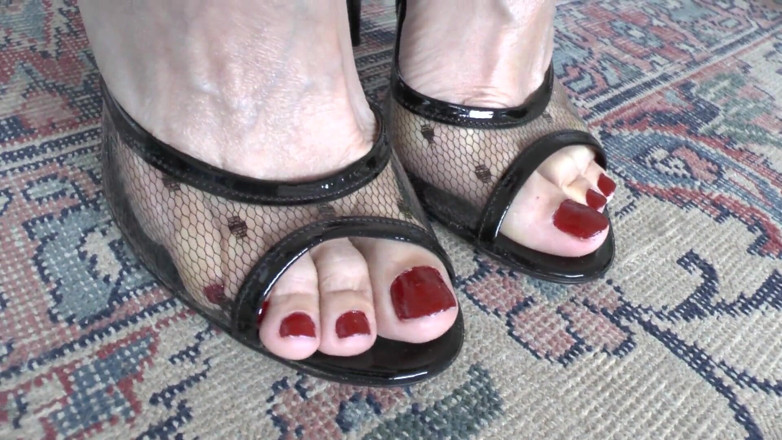 Lady Victoria Valente: Mature, Sexy Feet in Sexy High-heeled Mules