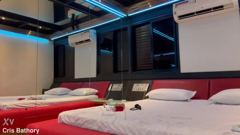 Cris Bathory: Cris Bathory se unge cu ulei și se masturbează până ajunge...