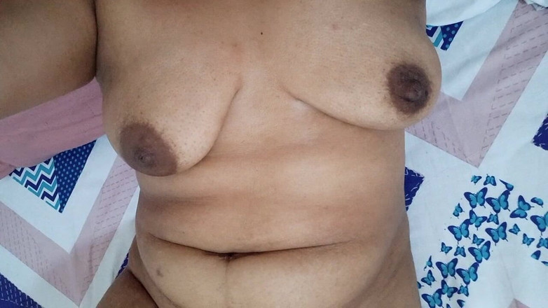 PATY PATY: Une salope en chaleur s’excite en montrant sa chatte mouillée...