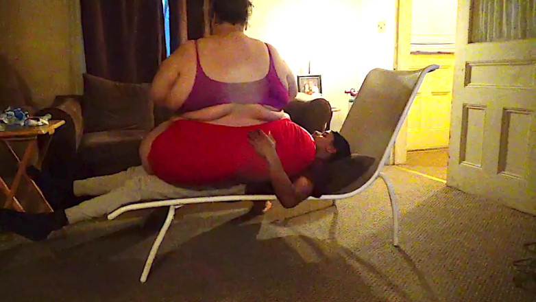 Full Weight Productions: Queen Nora Makes This Guy Panic Over & Over