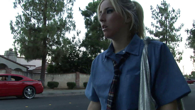 Hot Girlz: Murid mungil rambut pirang dengan seragam dientot di sofa