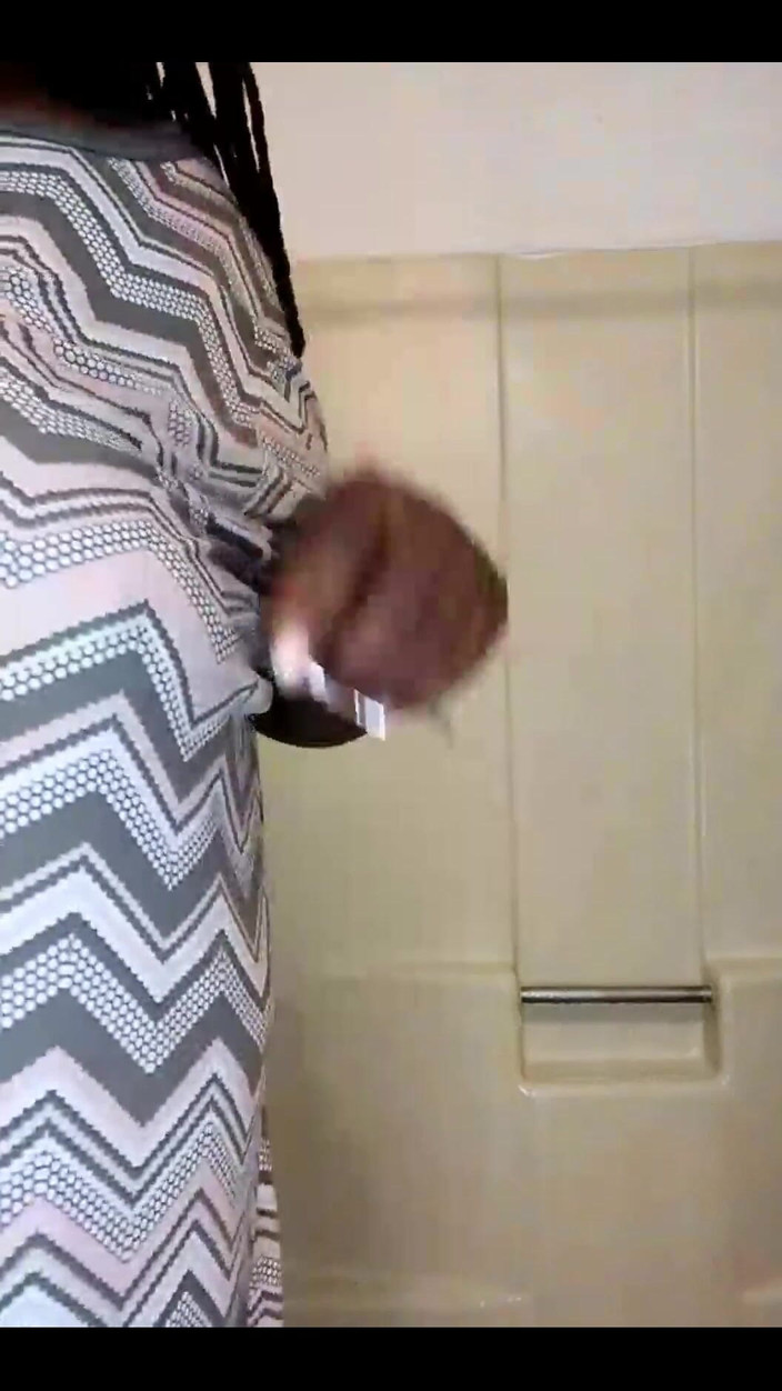 His Queen Suga: Sprcha a bušení kundičky ... téměř spadl do vany!