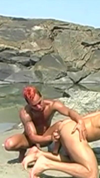 セクシーなラテン系の少年二人がビーチで裸でセックス for Fun Exhib