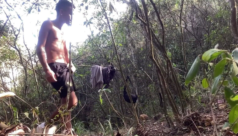 vergar4_daviid: Ciekawy heteroseksualny chłopiec zobaczył, jak masturbuje się w lesie i...